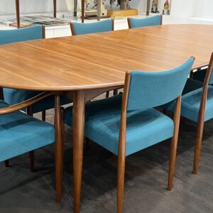 parker chiswell dining table and chairs