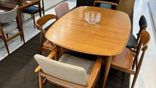 Parker Extendable Oval dining table (N#-3)