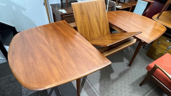 Parker Extendable Oval dining table