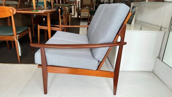 Beautiful Mid-Century 2-Seater Sofa with Slats Back - Image 4