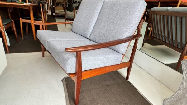 Beautiful Mid-Century 2-Seater Sofa with Slats Back - Image 5