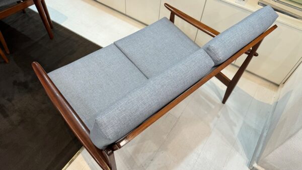 Beautiful Mid-Century 2-Seater Sofa with Slats Back - Image 6