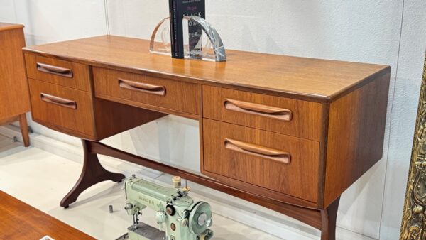 Mid-Century DESK by Victor Wilkins for G-Plan - Image 2