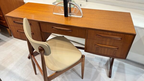 Mid-Century DESK by Victor Wilkins for G-Plan - Image 4