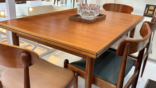 Parker Extendable Rectangular Table