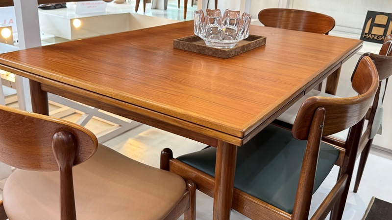 Parker Extendable Rectangular Table